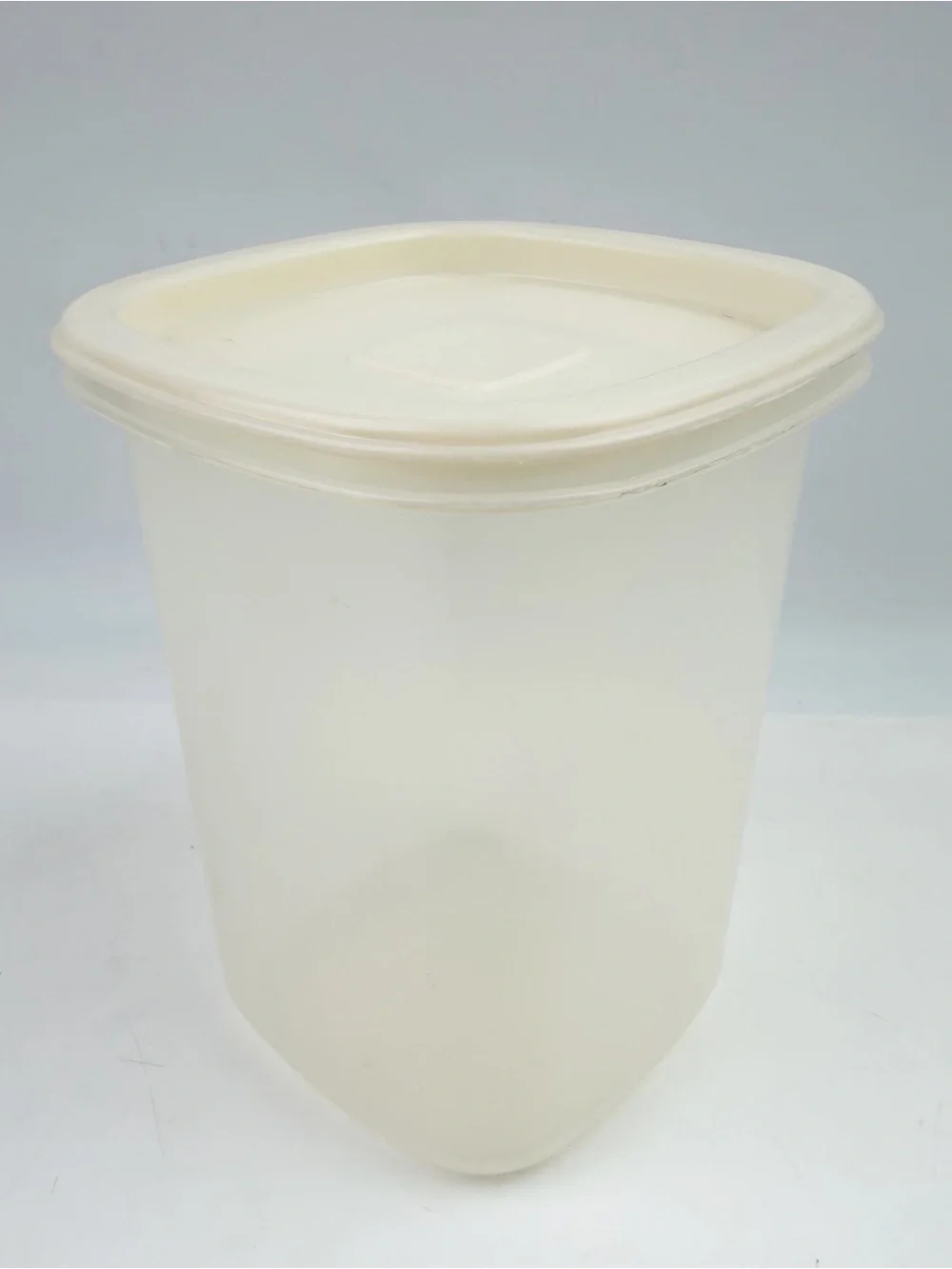 Rubbermaid #8 Servin Saver Canister Almond Lid 1.8 Pint Square Vintage VGC